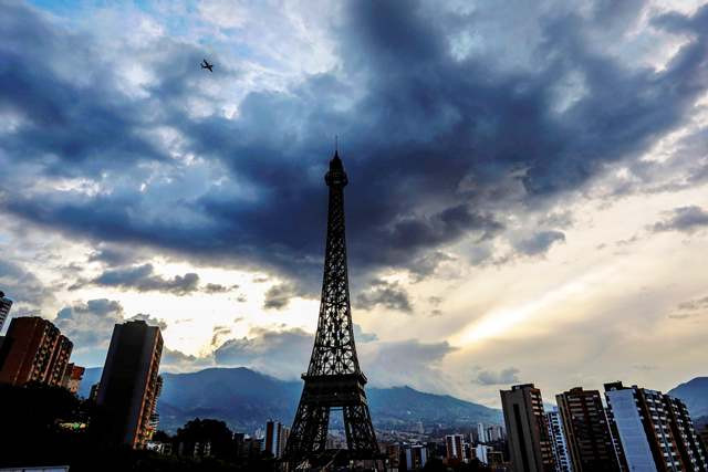 Menara 'Eiffel' Pindah ke Kolombia