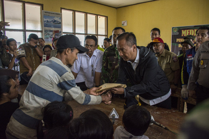 Mensos Beri Santunan Ahli Waris Korban Longsor Sukabumi