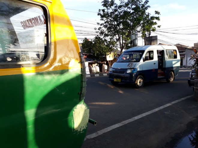 Angkutan kota (Angkot) di Kota Tangerang. 
