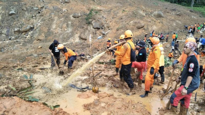 Petugas Kembali Temukan Lima Korban Longsor