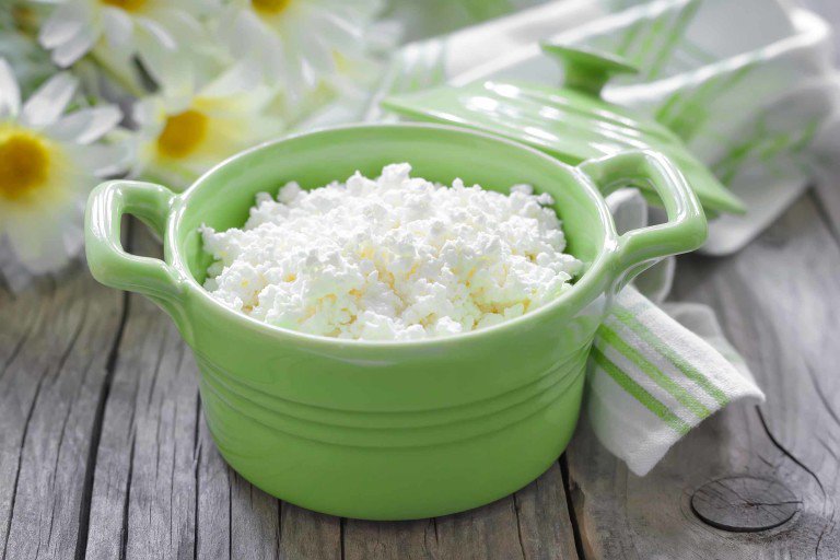 Cottage cheese memiliki setidaknya 400 mg natrium per setengah cangkir. (Foto: iStock/YelenaYemchuk)