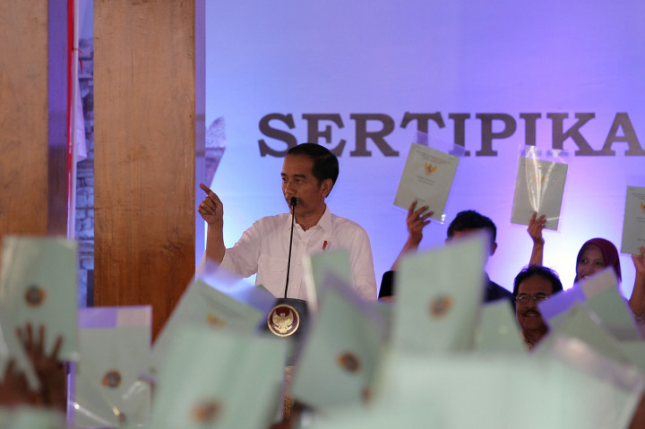 Jokowi Serahkan 2.500 Sertifikat Tanah untuk Warga Blitar
