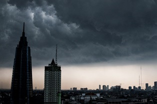 Awan Tsunami Perpaduan Kumulonimbus dan <i>Roll Cloud</i>