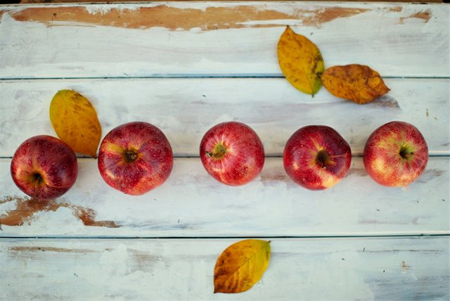 Antioksidan dalam apel juga membantu menjaga kolesterol jahat menyumbat arteri. (Foto: Fischer Twins/Unsplash.com)