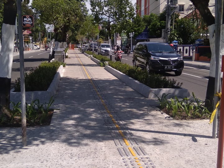 Fasilitas Disabilitas di Pedestarian Kotabaru Dicuri