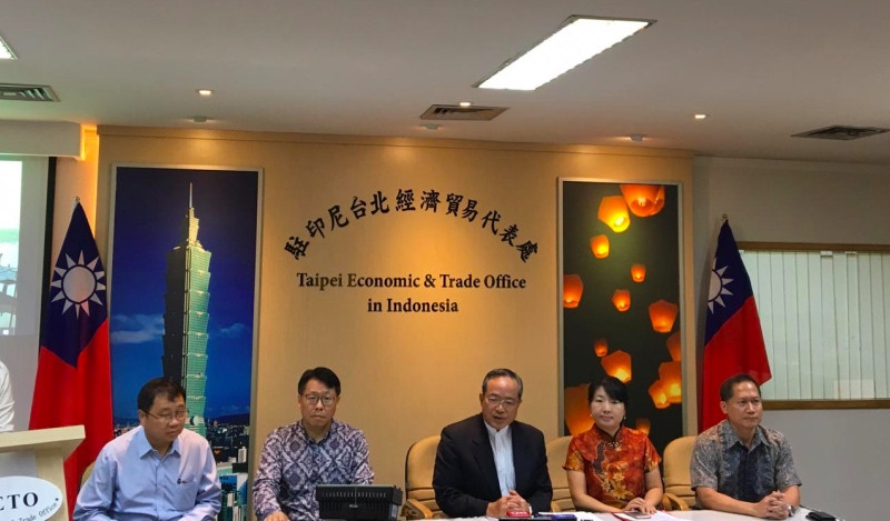 Kepala Taipei Economic and Trade Office (TETO) John Chen (jas hitam) menjelaskan terkait dugaan mahasiswa Indonesia menjalani kerja paksa. (Foto: Sonya Michaell/Medcom.id).