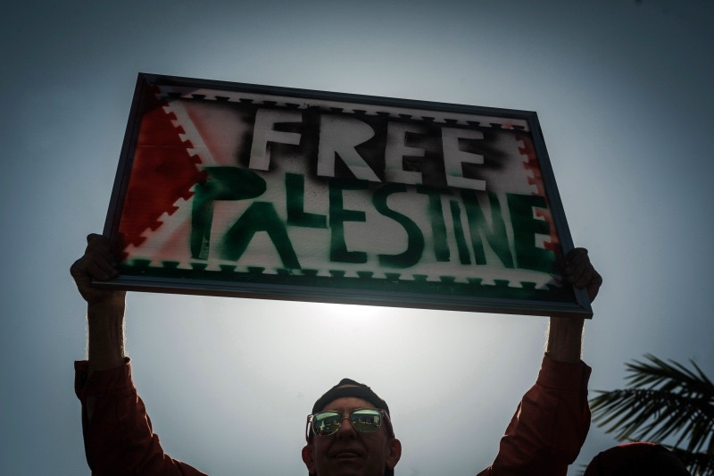 Salah seorang warga yang mendukung kemerdekaan Palestina melakukan aksi protesnya. (Foto: AFP).