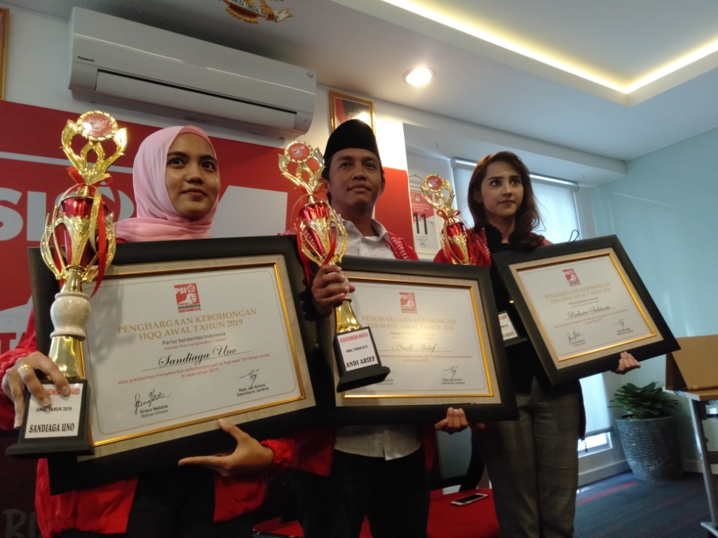 Prabowo, Sandi, dan Andi Arief Dapat Piala Kebohongan
