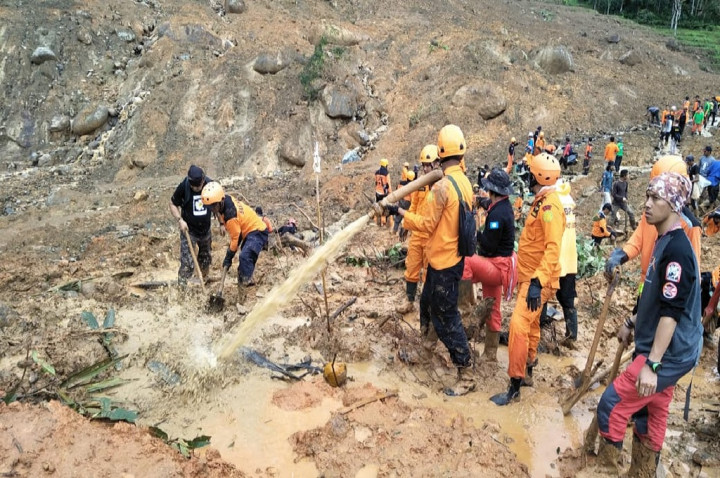 Belasan Korban Longsor di Sukabumi Belum Ditemukan