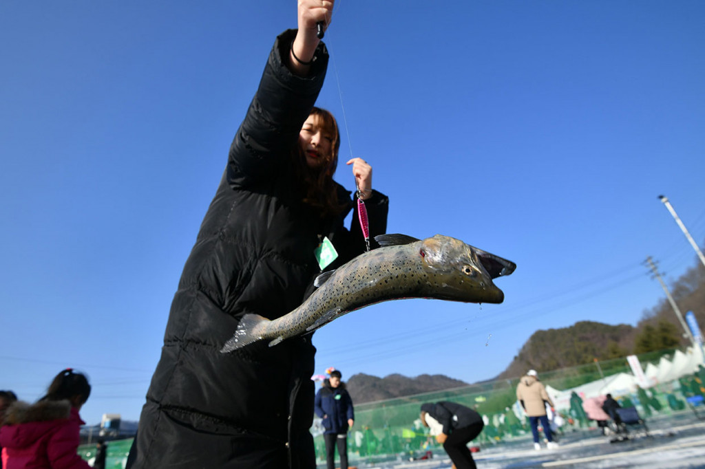 Ribuan Orang Meriahkan Festival Memancing di Sungai Beku Korsel