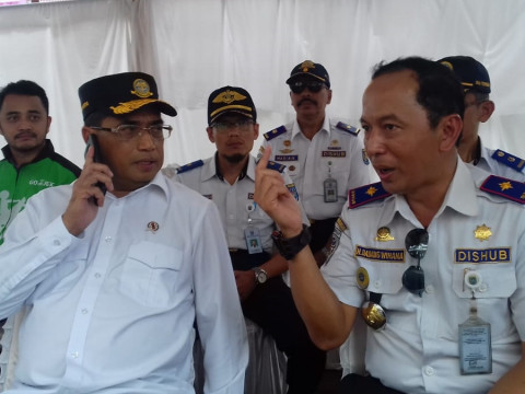 Menteri Perhubungan Budi Karya Sumadi (Kiri), saat bercengkrama
