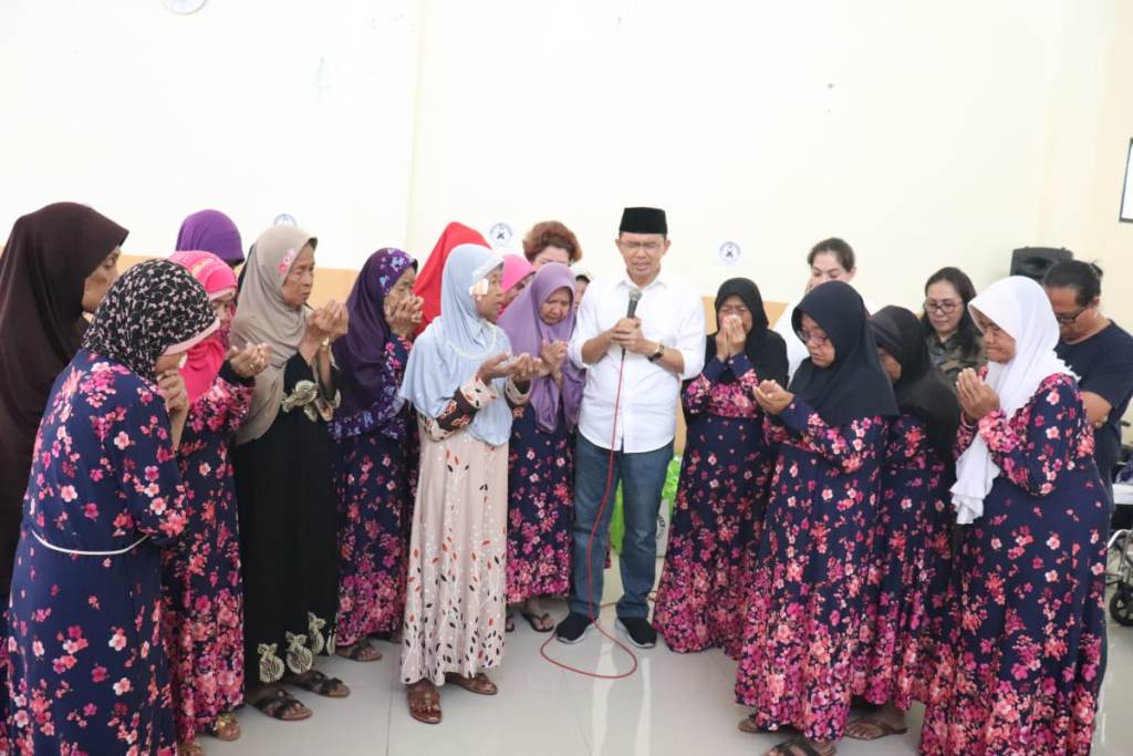 Puluhan Lansia Doakan Jokowi