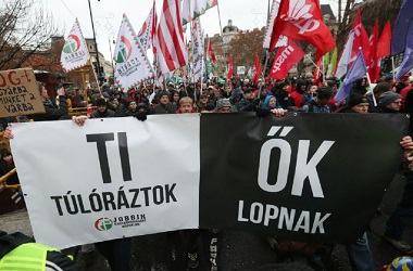 Ribuan Warga Hongaria Protes 'UU Perbudakan'