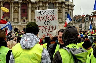 Macron Kecam Kekerasan Ekstrem Demonstran Rompi Kuning