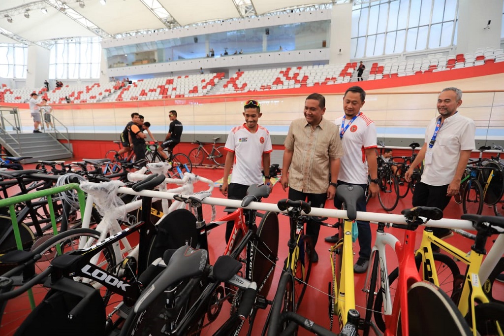 Pembalap paracycling Indonesia, Mohammad Fadli (kanan) bersama rombongan panitia Asia Track Championship 2018 (Istimewa)