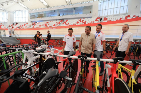 Pembalap paracycling Indonesia, Mohammad Fadli (kanan) bersama
