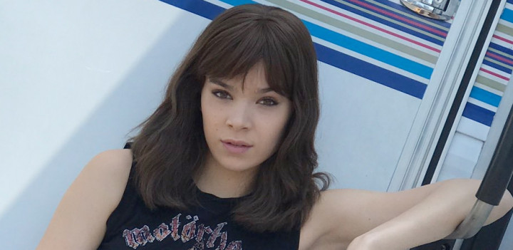 Hailee Steinfeld Kenang Adegan Paling Gugup di Film Bumblebee