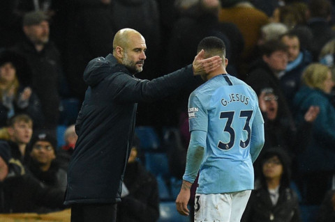 Pep Guardiola dan Gabriel Jesus (AFP/OLI SCARFF)