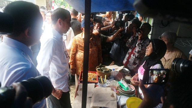 Jokowi Dengarkan Curhat Pedagang Nasi Uduk