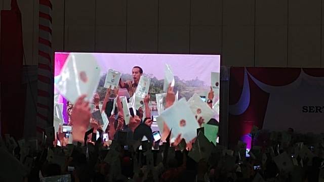 Jokowi Bagikan Ribuan Sertifikat Tanah di Cengkareng