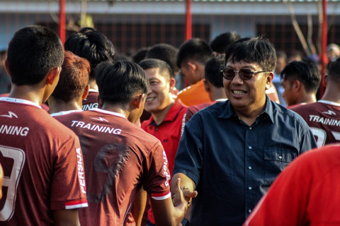 Direktur Utama Persija Jakarta Gede Widiade (kanan) menyapa para