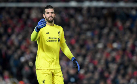Alisson Becker tolak Chelsea demi Liverpool (AFP/Paul Ellis)