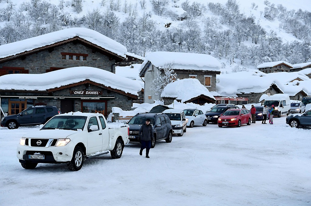 Rombongan mobil hendak bergerak dari Bonneval-sur-Arc ke Bessans di pegunungan Alpen Prancis, 12 Januari 2018 (Foto: AFP/JEAN-PIERRE CLATOT)