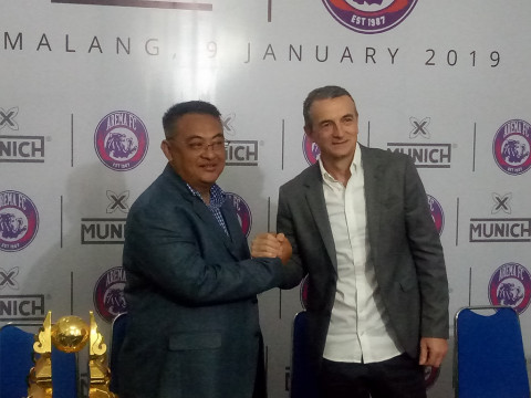 Milomir Seslija (kanan) diharapkan mampu membawa Arema tampil