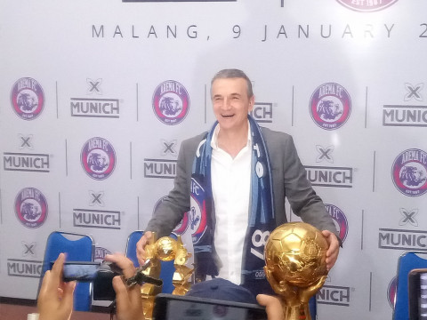 Milomir Seslija puji skuatnya (Medcom.id/Daviq Umar Al Faruq)