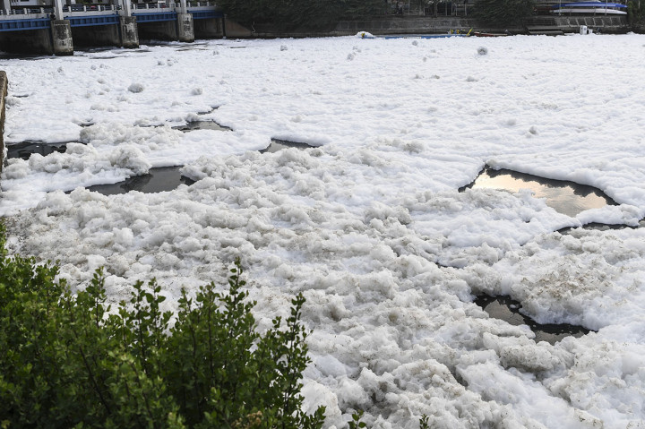 Air Kanal Banjir Timur Diselimuti Limbah Busa