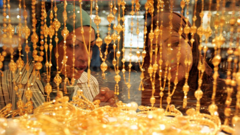 Harga Emas Dunia Terus Berkilau