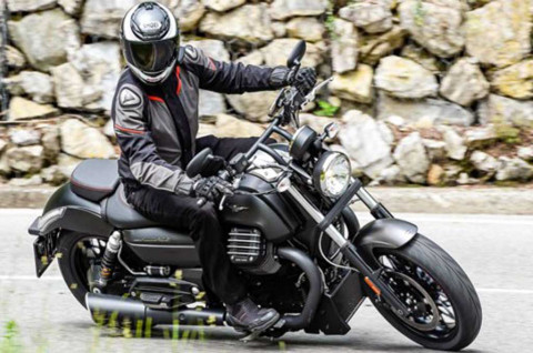 Perhatikan teknik pengereman yang aman saat hujan. Motorcycle