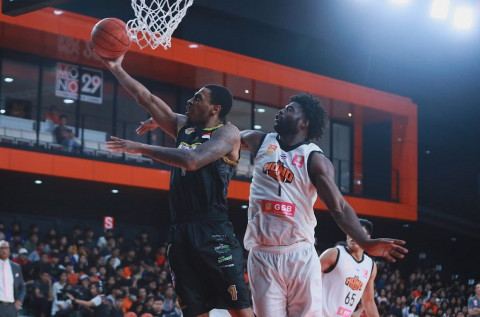 Aksi pebasket CLS Knight, Masie Esho, mencetak angka ke jaring