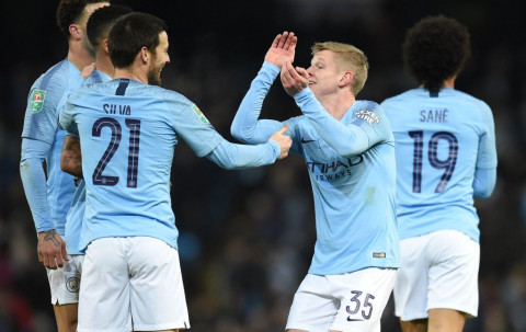 Olekandr Zinchenko (kanan) melakukan selebrasi bersama para