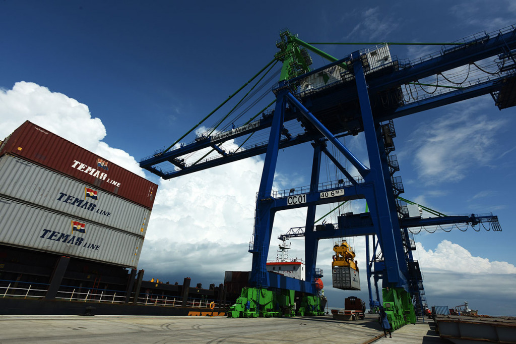 Makassar New Port Bongkar Muat Peti Kemas Perdana