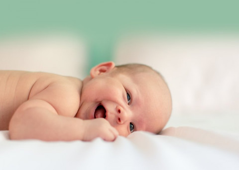 Tummy time merupakan waktu bagi bayi untuk tengkurap bertumpu
