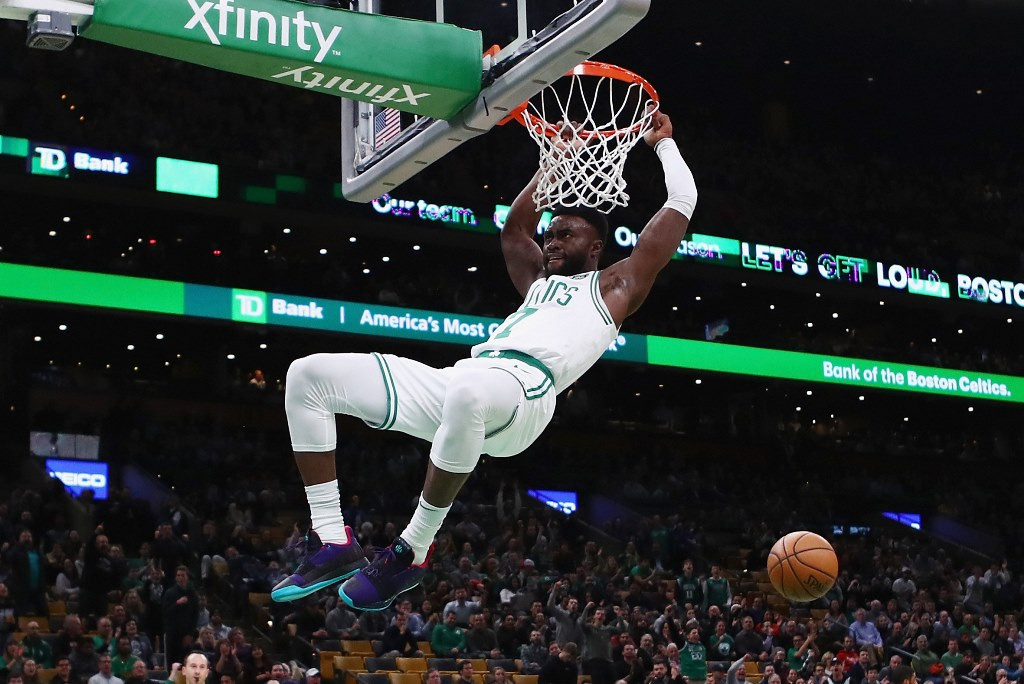 Pemain Boston Celtics, Jaylen Brown, melakukan slam dunk (AFP/Tim Bradbury)