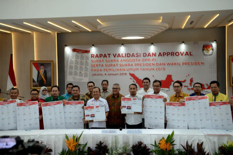 Ketua KPU Arif Budiman (tengah) bersama perwakilan tim kampanye