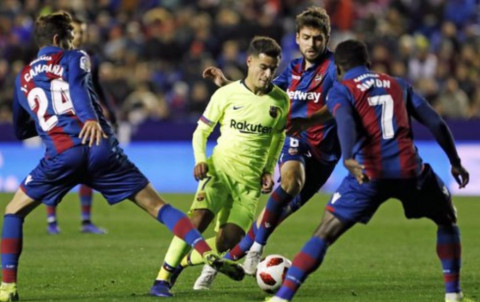 Momen Philippe Coutinho dikepung para pemain Levante (Foto: