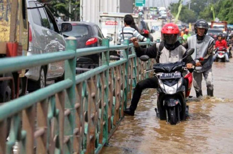 Perhatikan ketinggian air sebelum menerobos banjir. MI/Arya