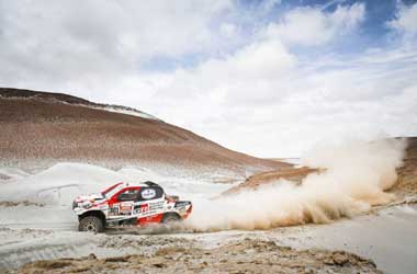 Al-Attiyah Ungguli Peterhansel di Lintasan Berdebu Etape-4
