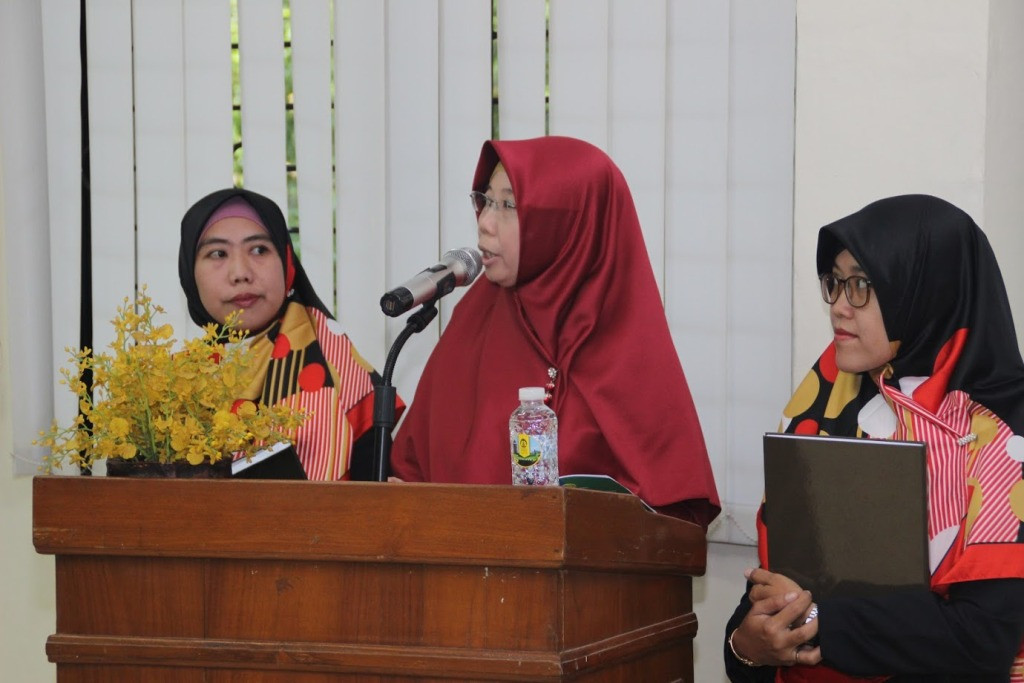 Doktor Fakultas Farmasi UI, Dr. Siska, M.Farm saat mempresentasikan disertasinya, UI/Humas.