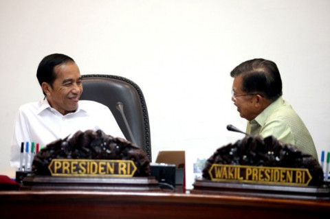 Jokowi-JK <i>Ngobrol</i> Santai Usai Salat Jumat