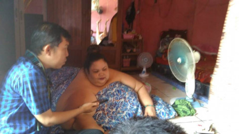 Titi Wati, wanita obesitas dengan berat 300 Kg di rumahnya,