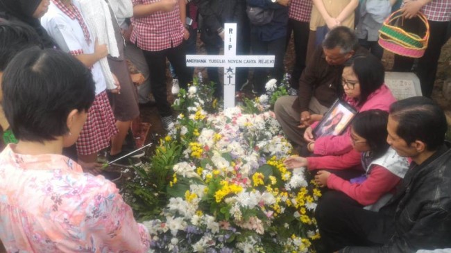 Pemakaman Andriana Yubelia Noven, 18, di Tempat Pemakaman Umum (TPU) Cimuncang, Kota Bandung, Jawa Barat, Kamis, 10 Januari 2018. Medcom.id/ P Aditya Prakasa.