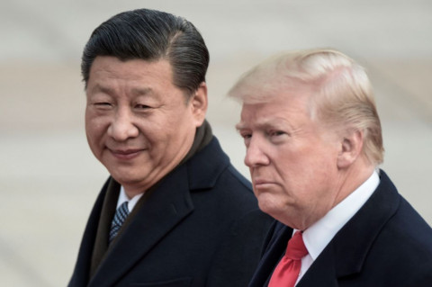 Presiden Tiongkok Xi Jinping (kiri) dan Presiden AS Donald
