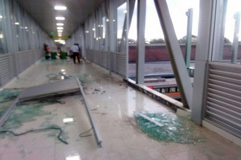 Kaca <i>Skybridge</i> Terminal Tirtonadi-Stasiun Balapan Pecah
