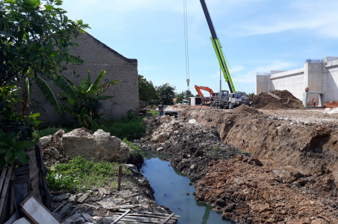 Sebuah alat berat dioperasikan di Kecamatan Benda, Tangerang,