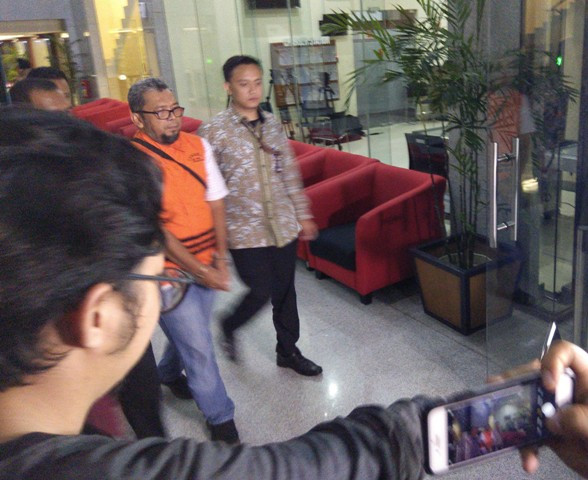 KPK Tahan Politikus PBB dengan Tangan Diborgol