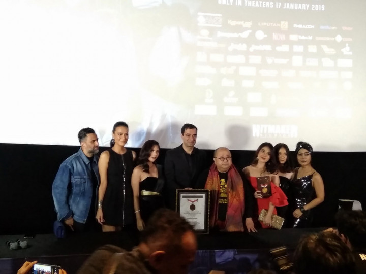 Sutradara Suzzanna Bernapas dalam Kubur Raih Penghargaan MURI